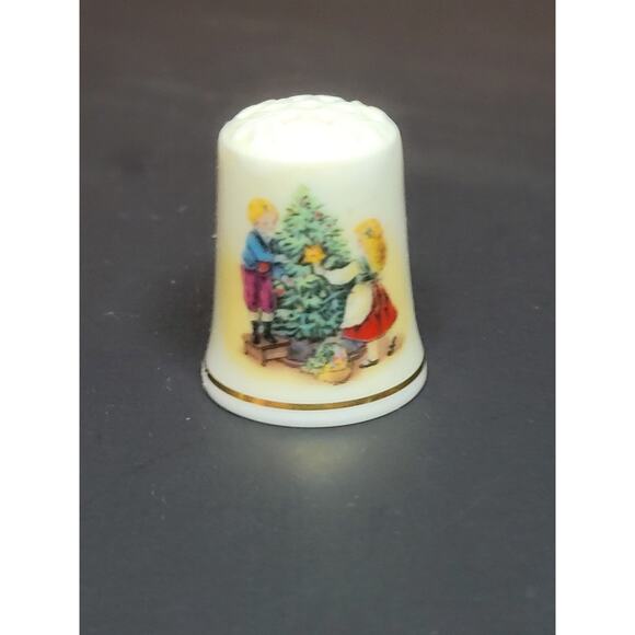 Vintage AVON Christmas 1982 Porcelain 1" Thimble - Picture 1 of 5